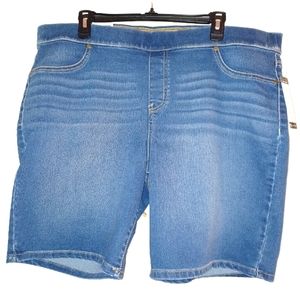 New Directions Stretch Denim Women's Shorts.   Size 18